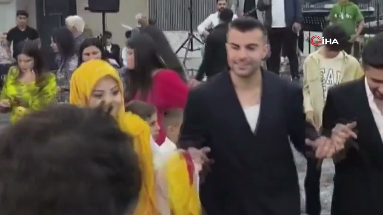 Galatasaraylı Futbolcu Viranşehir’de Halay Çekti