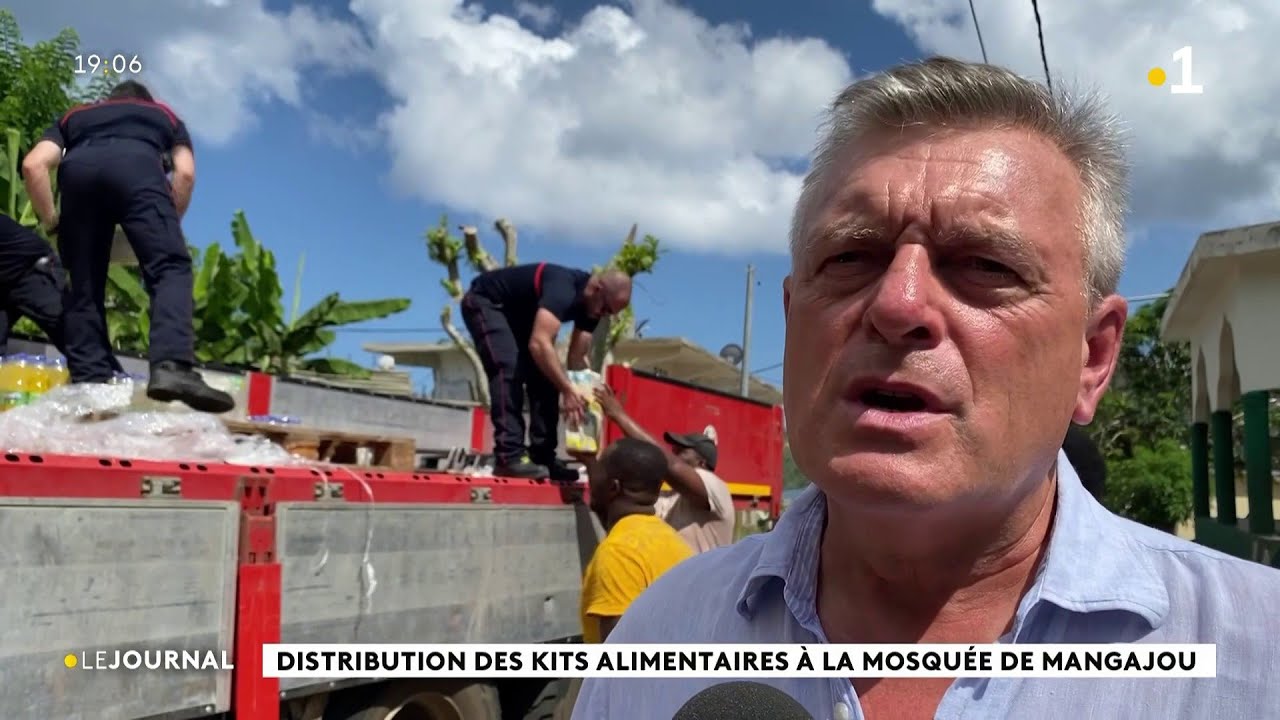 Distrtibution des kits alimentaires à la mosquée de Mangajou