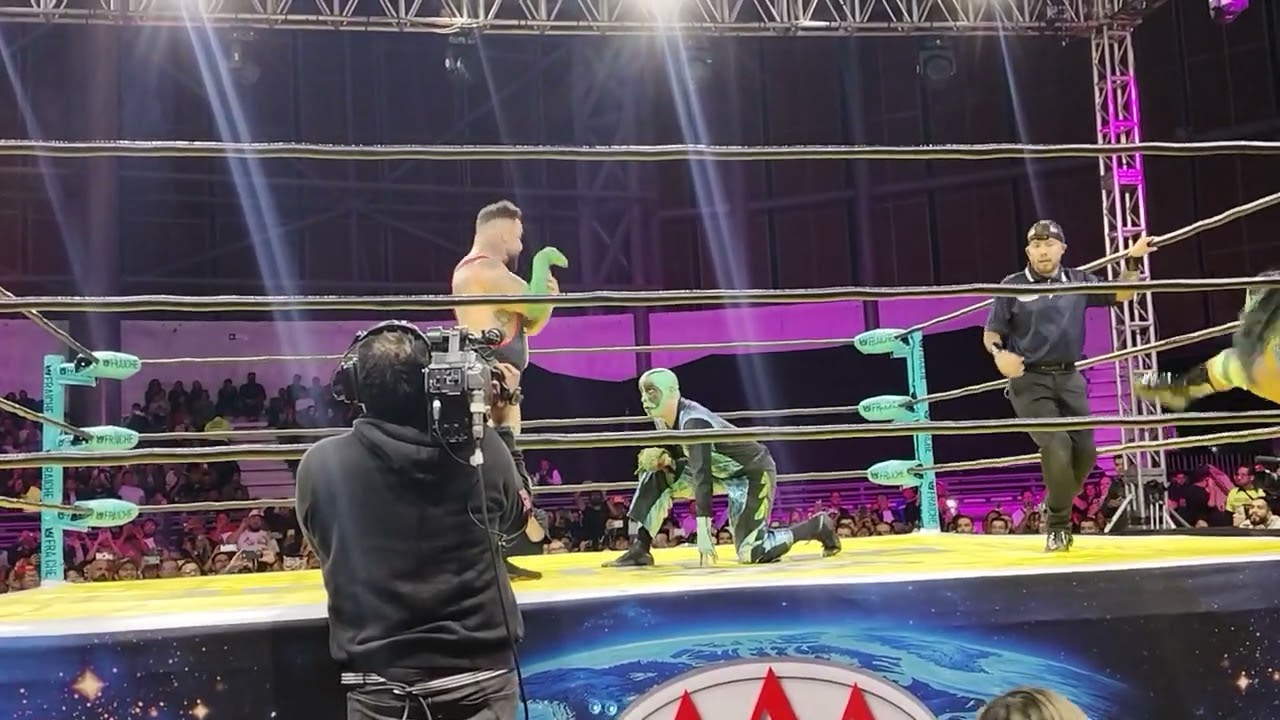 Santino vs Mr Iguana