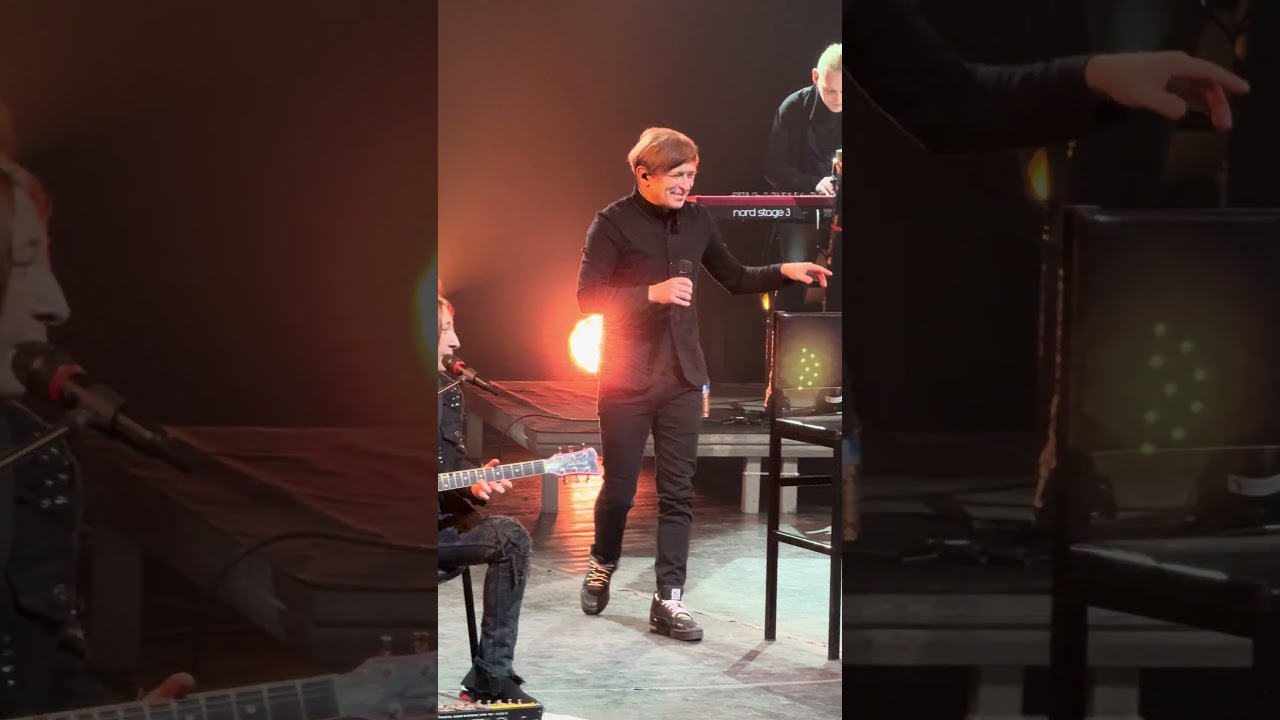 Би-2. Лева исполняет на сцене