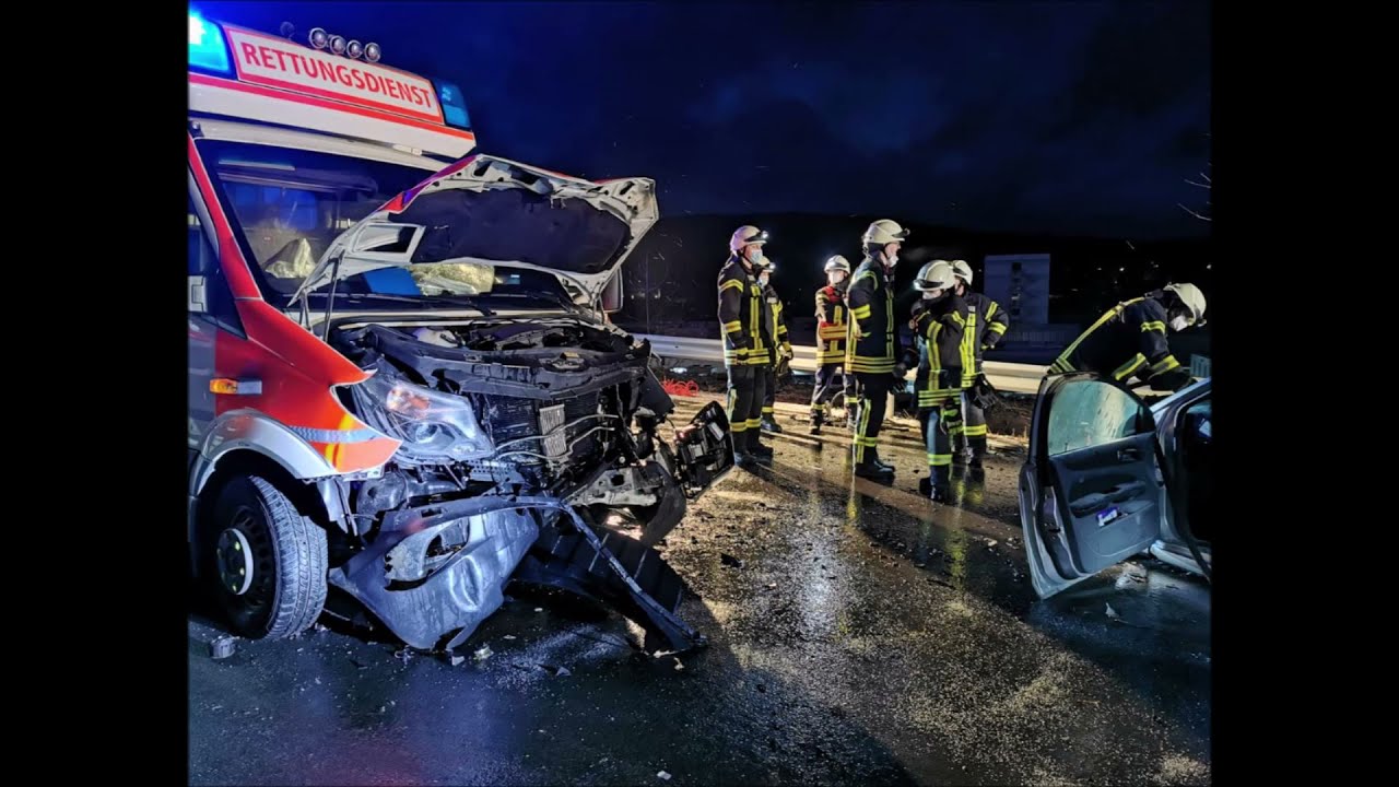 Frontalzusammensto&szlig; mit Rettungswagen: Vollsperrung zwischen Welschen Ennest und Rahrbacher H&ouml;he