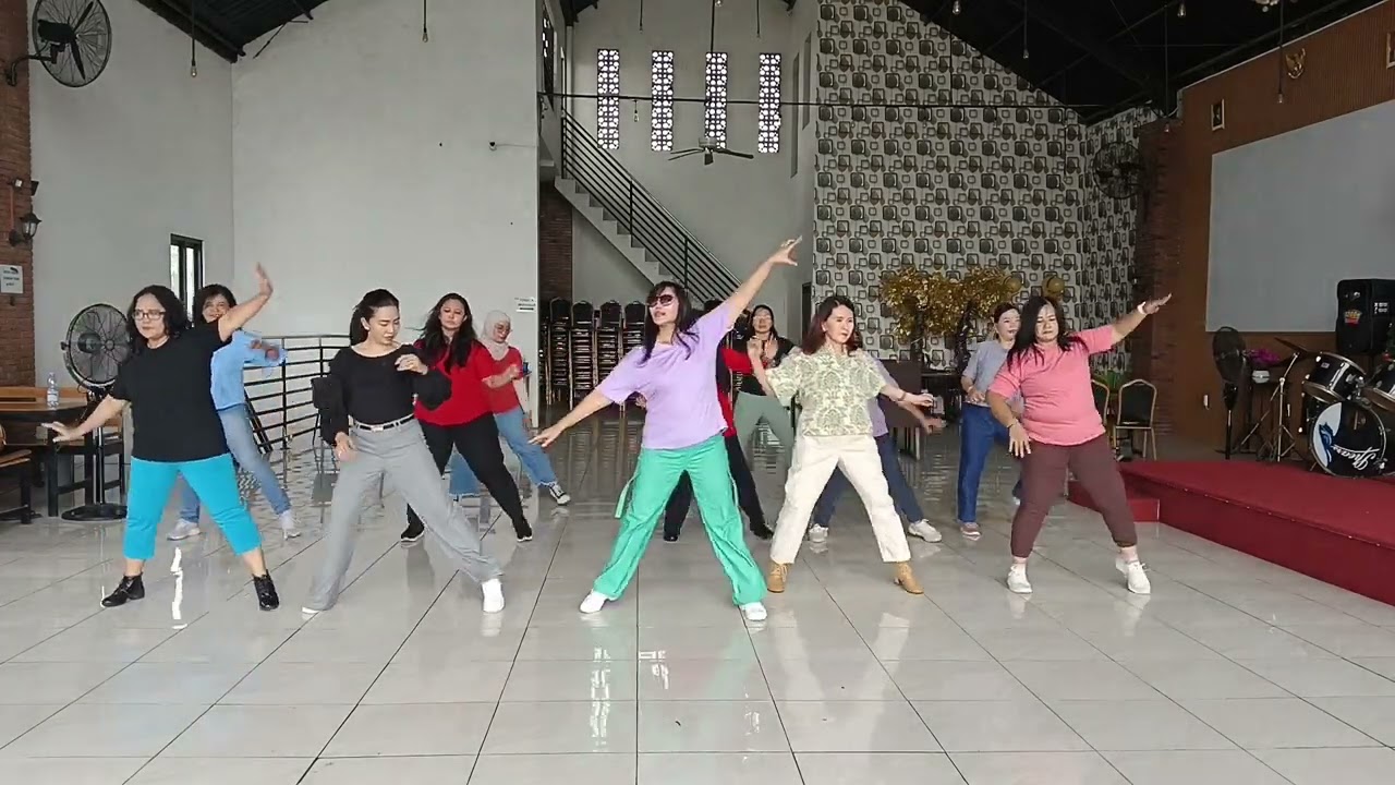 Can't Take My Eyes Off Of You Line dance Choreographer : Evi Pravita