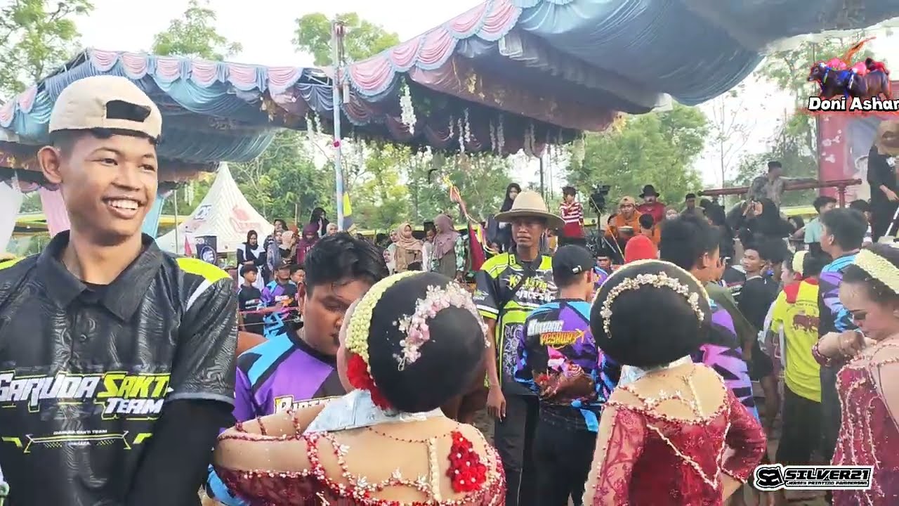 A goyang Ser.... Karapan Sapi Desa Di Batu Sumenep. 
