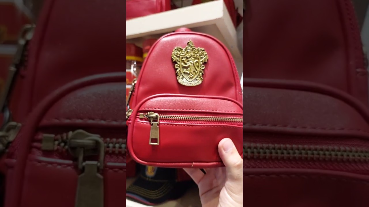 Gryffindor Crest mini motxilla a Universal Shop a l'aeroport #harrypotter #mco #universalstudios