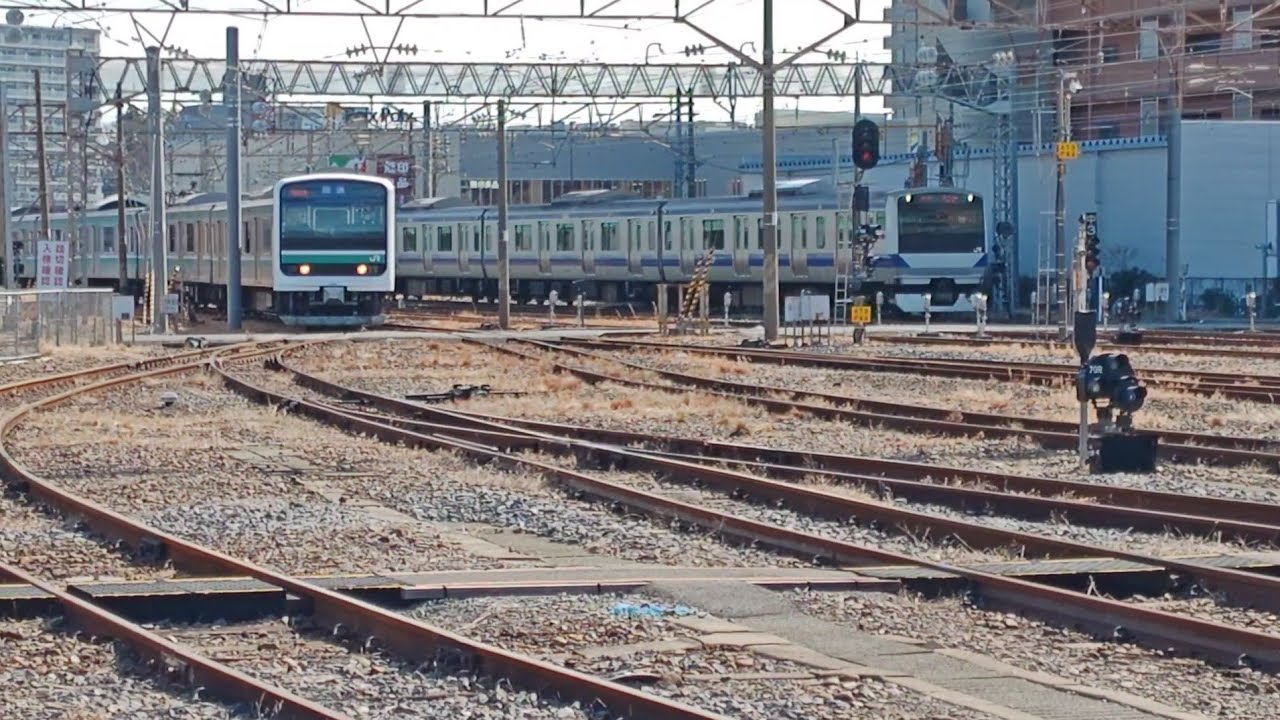 E531系 上り普通列車と留置線に入るE501系 K704編成 青幕車✨
