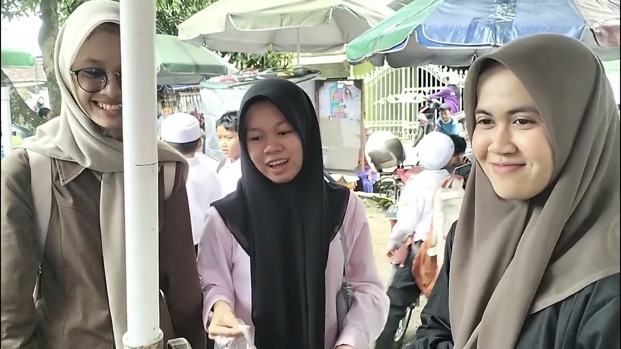 Jajan dulu lurr baru jemput anak sekolah 😀