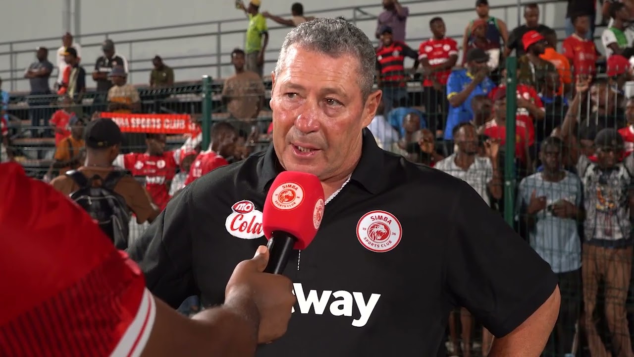ALICHOKISEMA KOCHA MKUU STEVE BARKER BAADA YA MCHEZO DHIDI YA KMC KUMALIZIKA KWA KMC FC 0-2 SIMBA SC