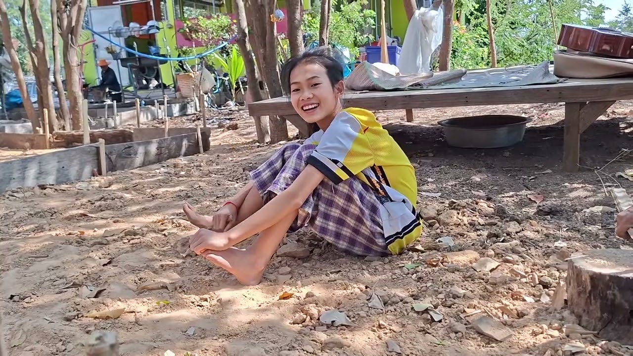 ธิดาลาวดีดกีต้าร์ให้ตาหวังร้องเพลง #บ้านศรีวิไล #ธิดาลาวศรีวิไล #เคศรีวิไล 
