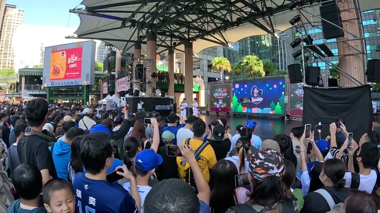 What activities and booths were at the 3rd weekend of the New Taipei City Christmasland? Vol.2