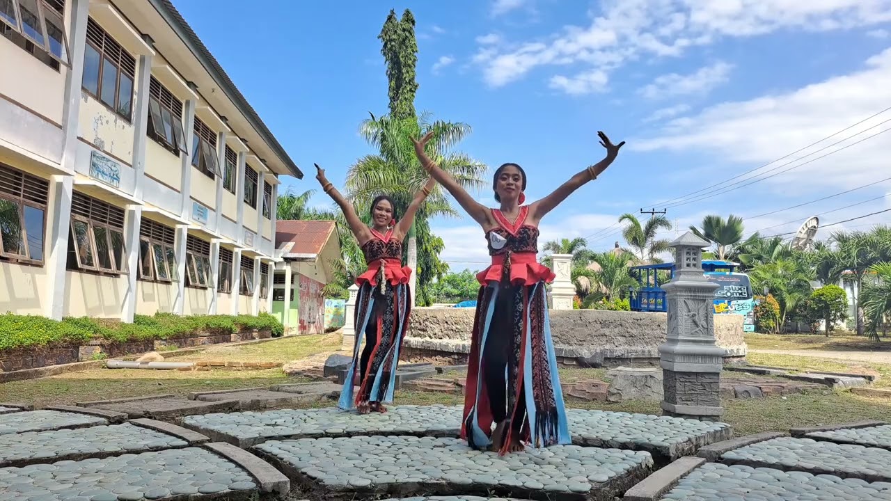 TARI BERPASANGAN SMAN 1 MAUMERE