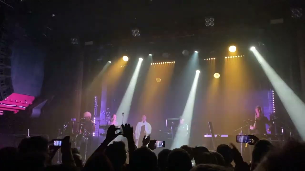 Paninaro - rare Chris Lowe singing live - Pet Shop Boys Dreamworld tour - Barcelona 4th June 2023
