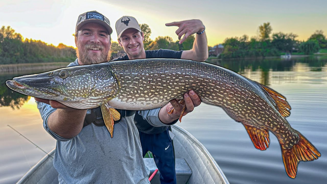 Поймал САМУЮ БОЛЬШУЮ ЩУКУ В СВОЕЙ КНИГЕ С друзьями детства!