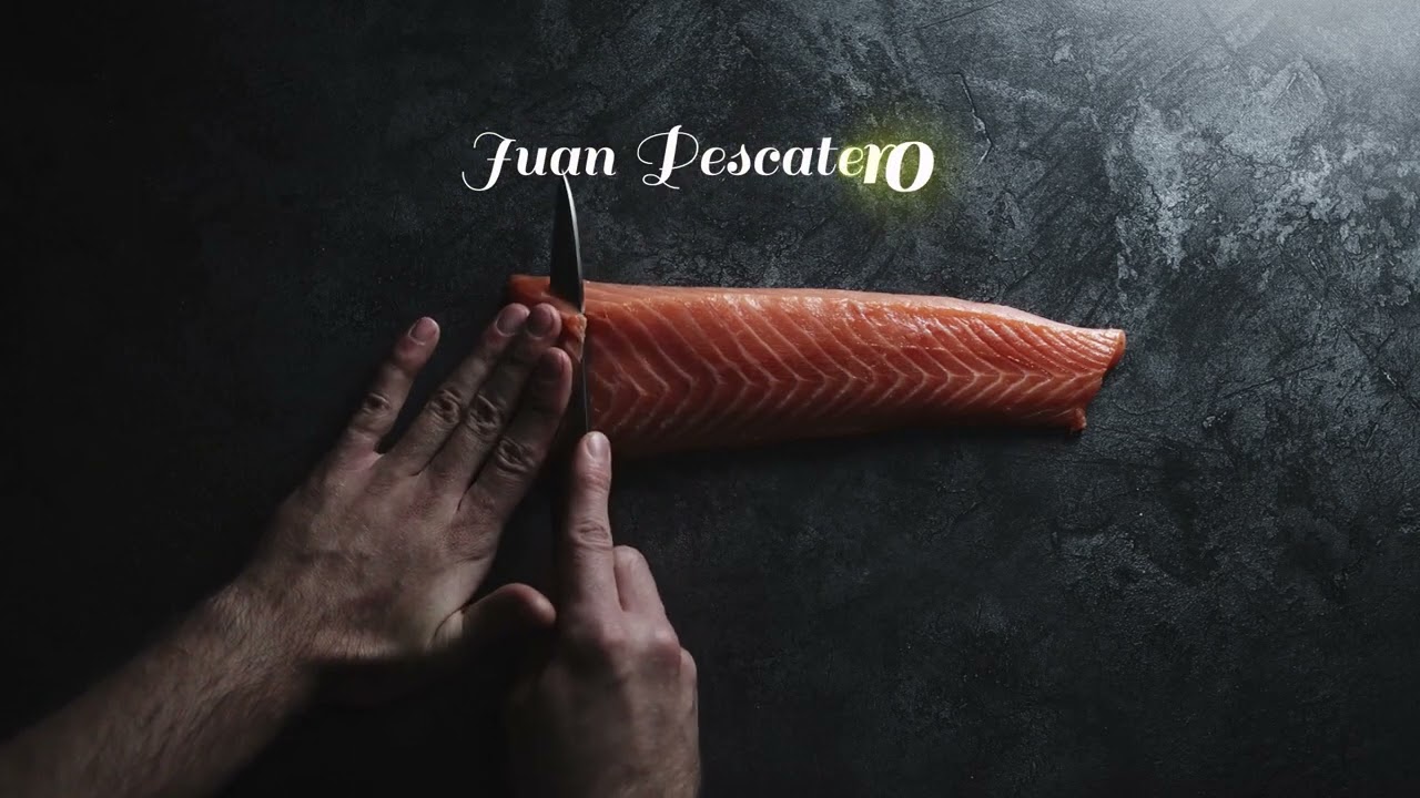 Juan pescatero cortando salmón
