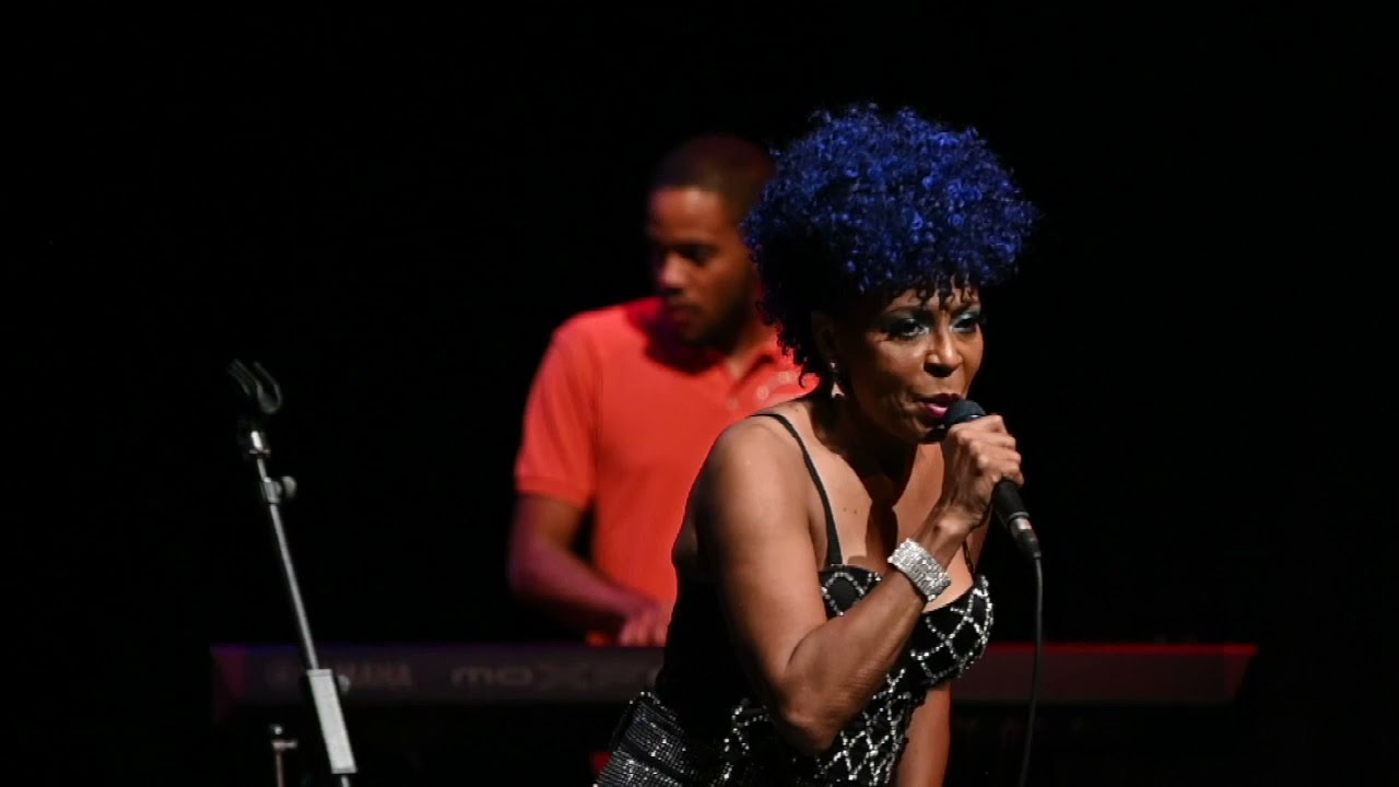 CLARA NUGENT AU TH&Eacute;&Acirc;TRE DE MACOURIA