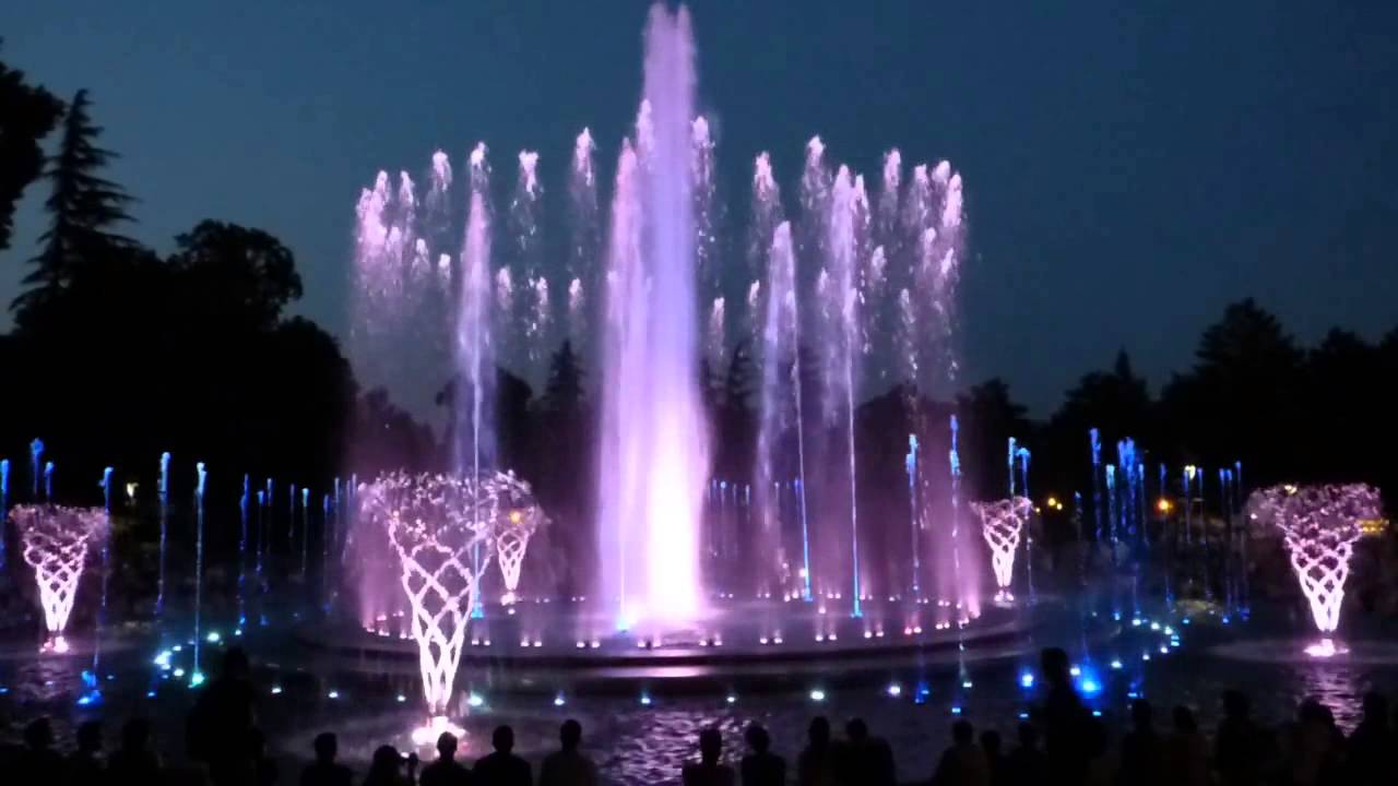 Budapest Margit sziget - Zenélö szökökút (Duna keringö)