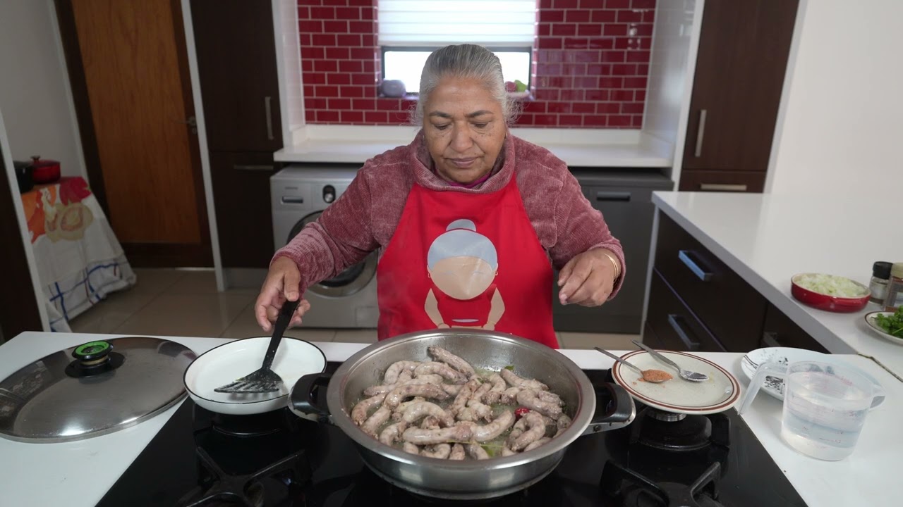 Приготовление жареных куриных шеек — быстрая и простая закуска, которую можно съесть вместе или к...