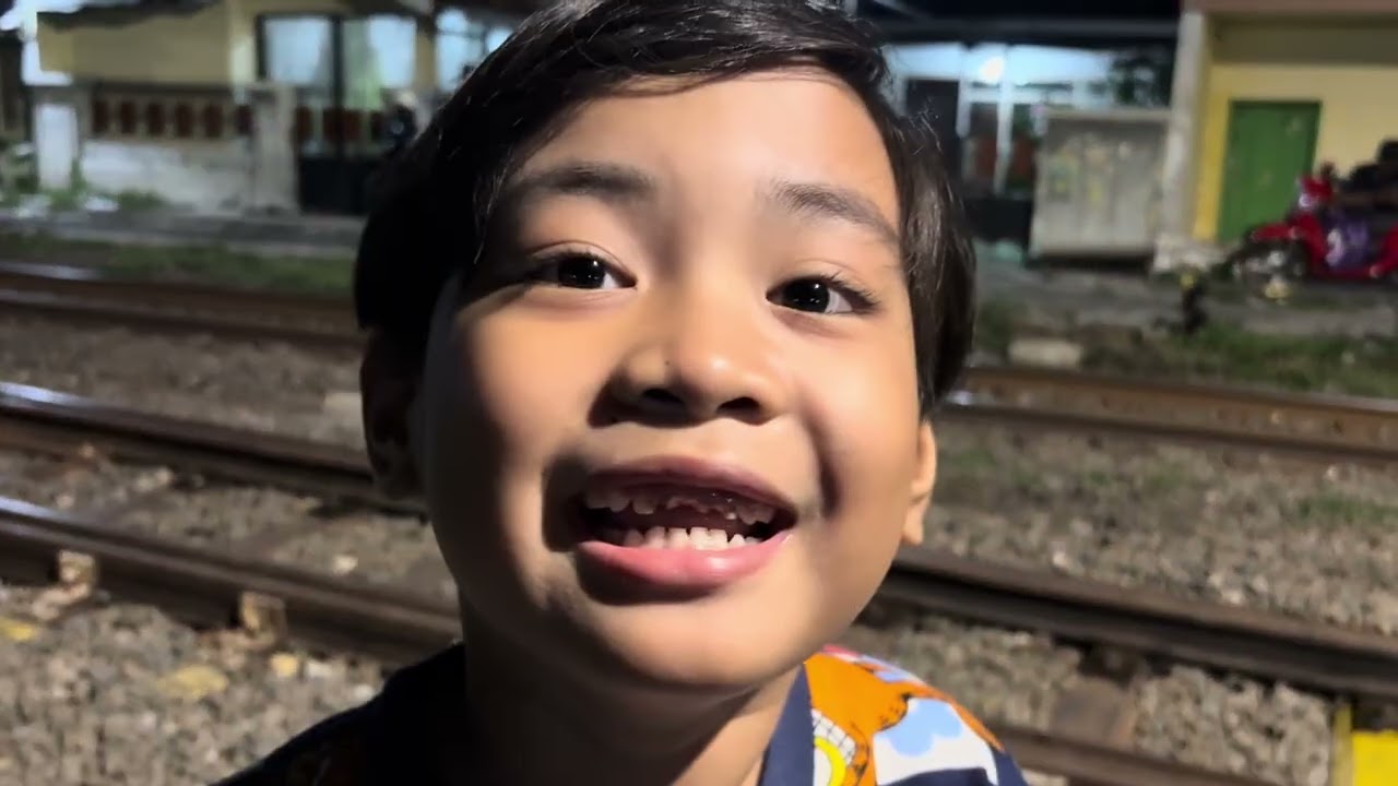 Ciboy lagi hunting kereta Blambangan Express dan Ranggajati di Stasiun Probolinggo kota 💕