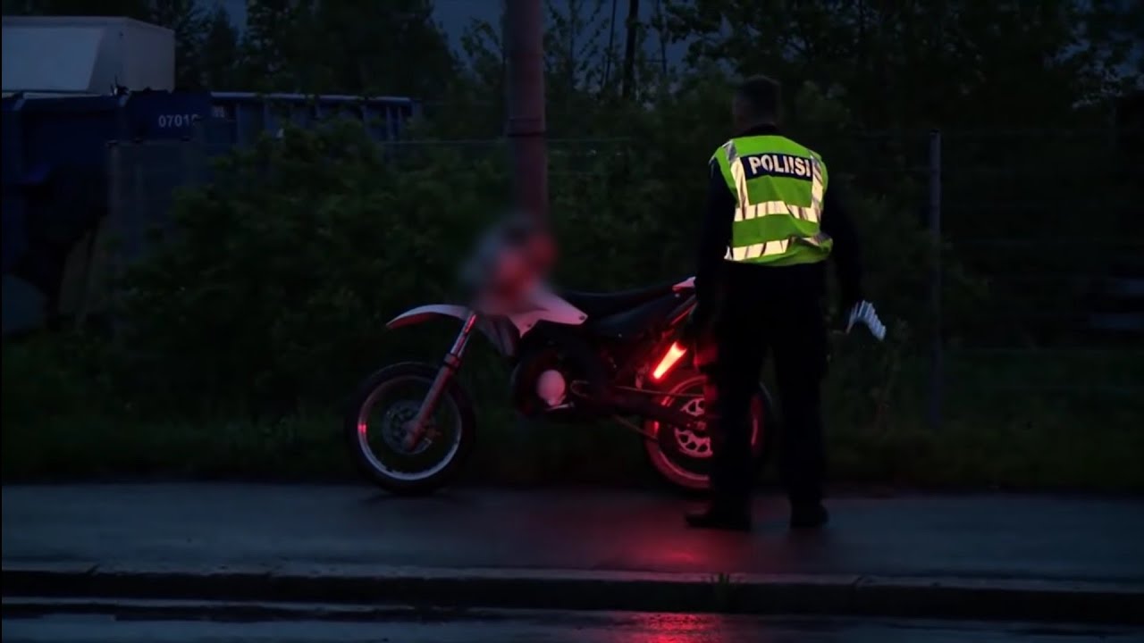 jonne ajaa kilvett&ouml;m&auml;ll&auml; mopolla ilman korttia - Poliisit