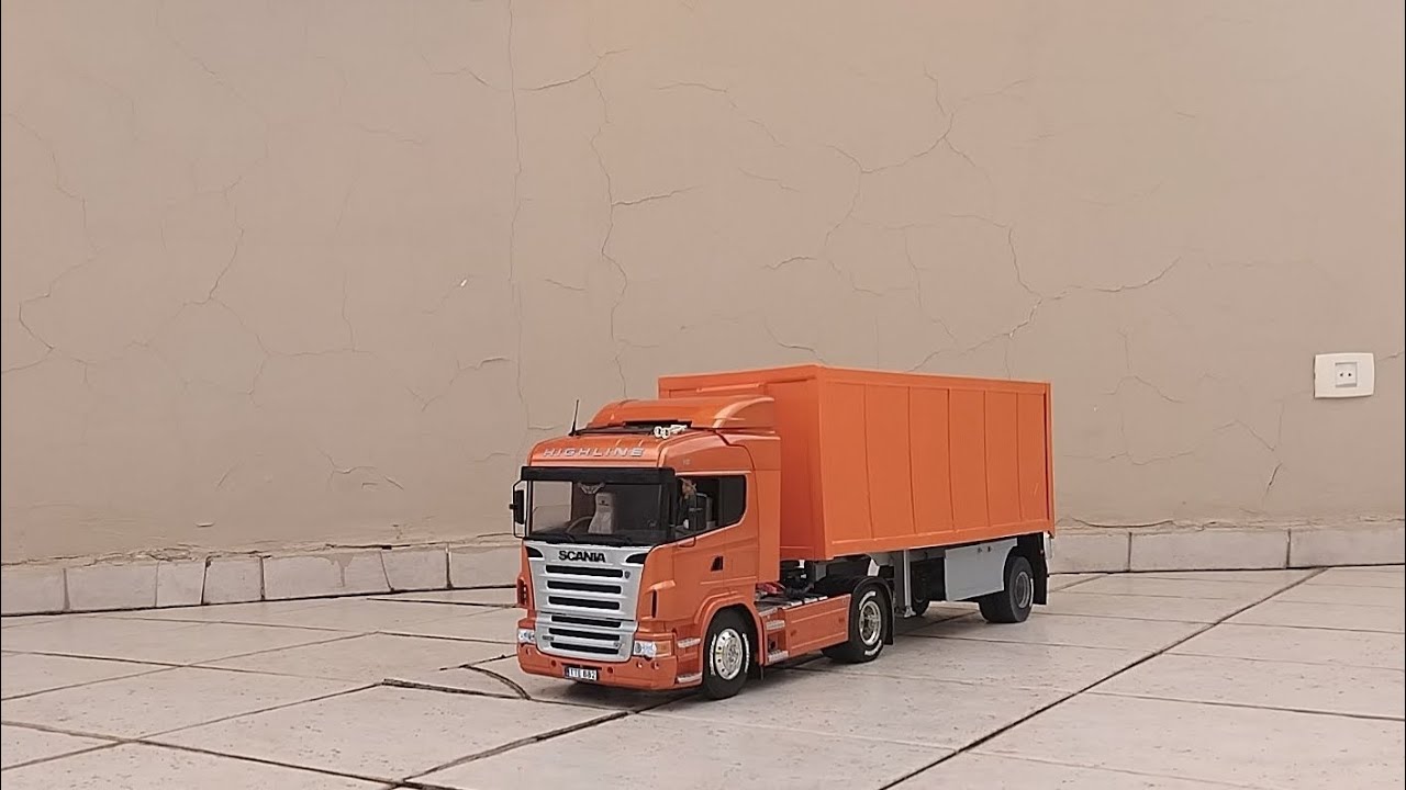 Scania tamiya escala 1/14 com baú. 