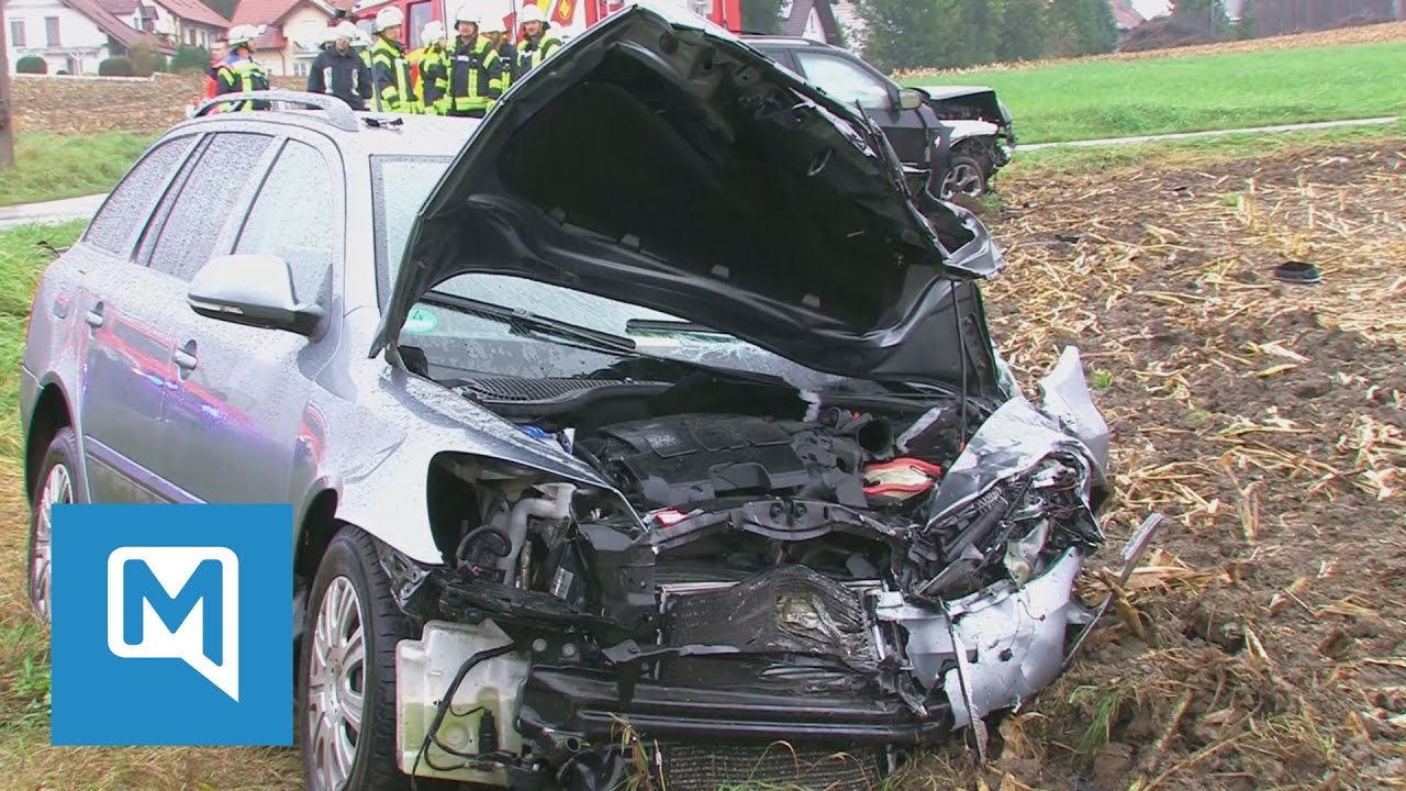 Landkreis Erding: Stoppschild überfahren - Autos schleudern ins Feld