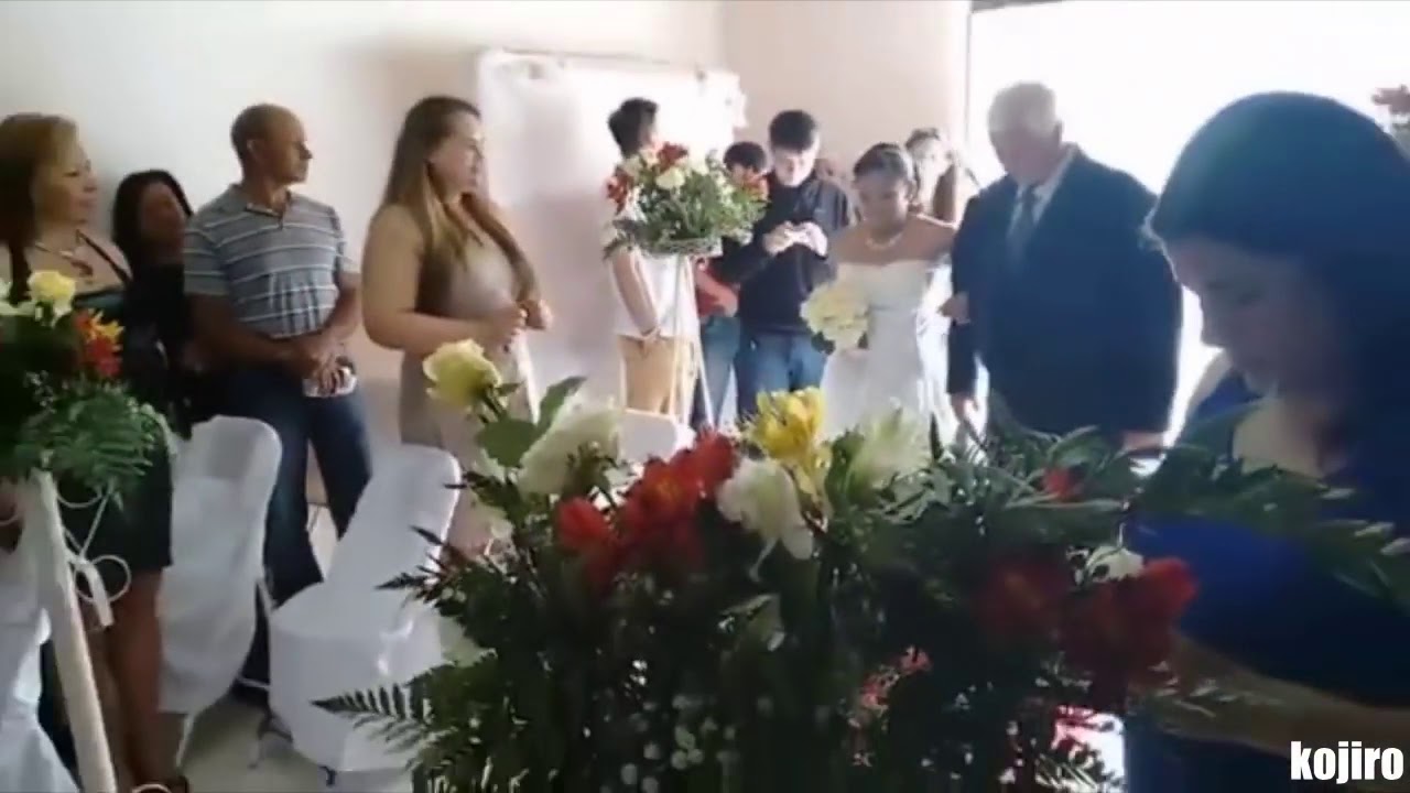 Homem errando trompete no casamento (canal original na descri&ccedil;&atilde;o)
