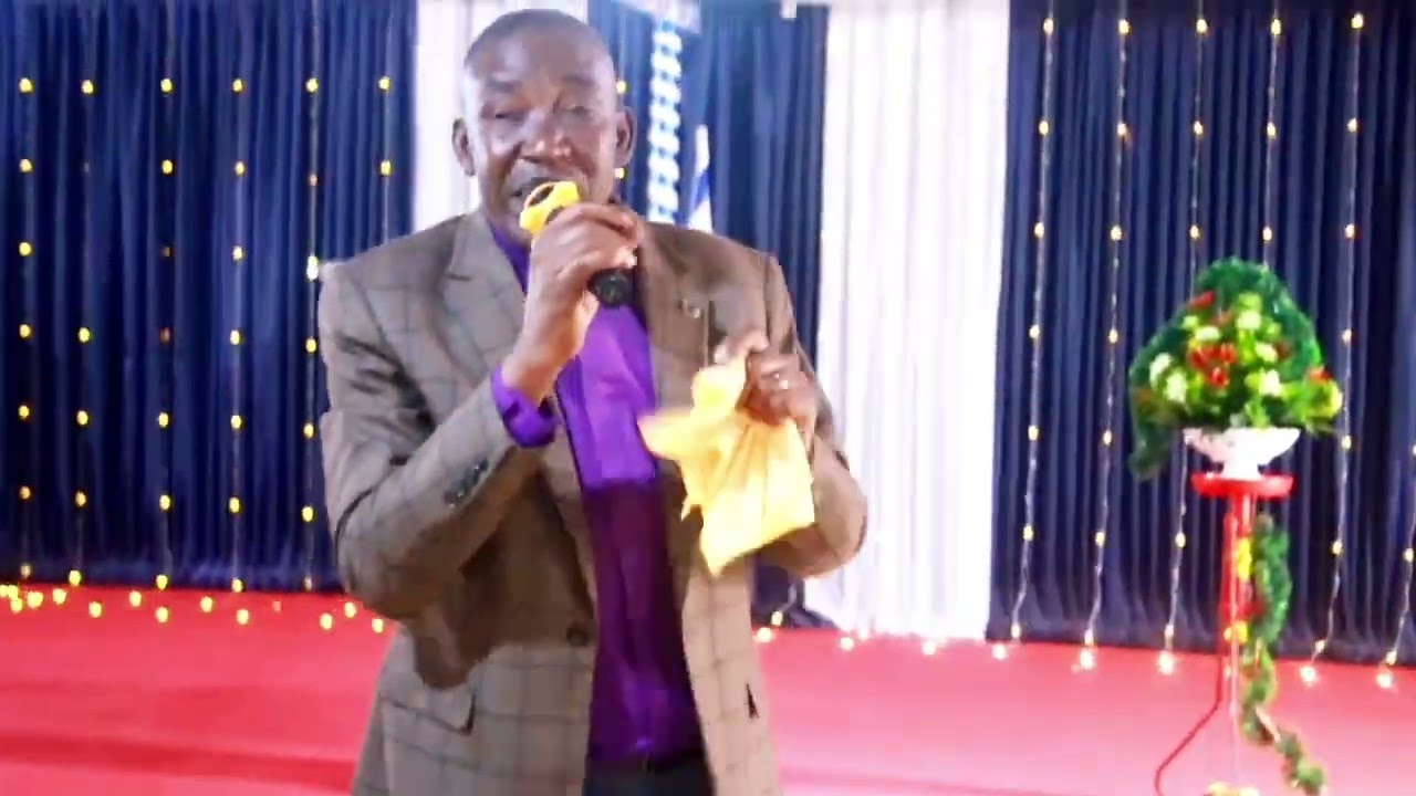 WATU WAKIFUNGULIWA NA YESU KATIKA IBADA CHINI YA BISHOP DR ROBERT N NGAI KATIBU MKUU AGGCI 