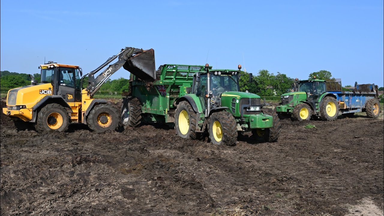 Muck Spreading with three John Deeres & Spreaders and Loading with JCB 418S