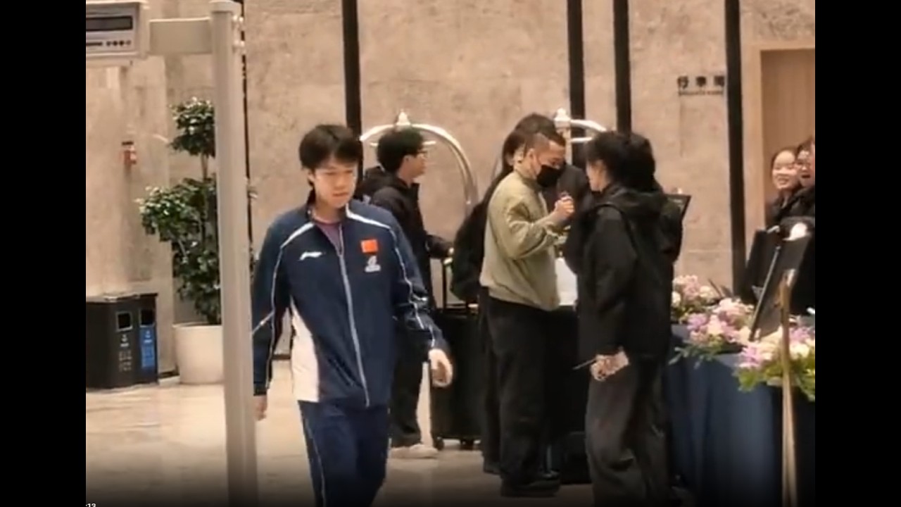 王楚钦酒店“失踪”真相：刚落地就被抓去“开小灶”。太搞笑了！孙颖莎被围堵水泄不通，王楚钦却像逛自家后院