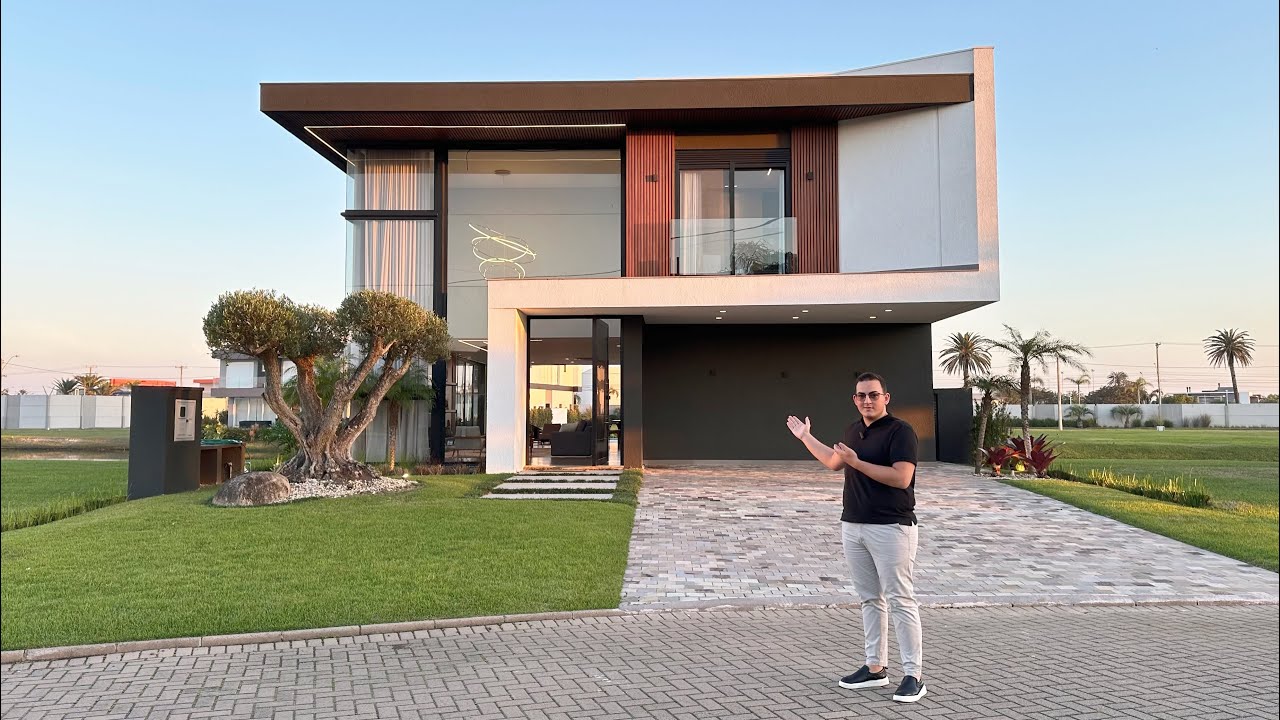 SOBRADO MOBILIADO E DECORADO COM 5 SUÍTES, 437M² BEIRA LAGO A VENDA NO SENSE EM XANGRI-LÁ!