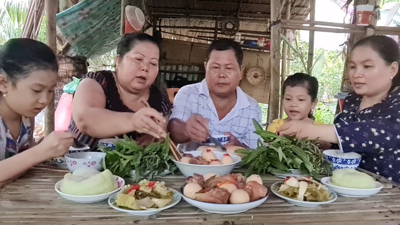 Giò Heo Kho Trứng Chấm Rau Mặt Trăng Món Ngon Miệt Vườn| TKQ & Family T692