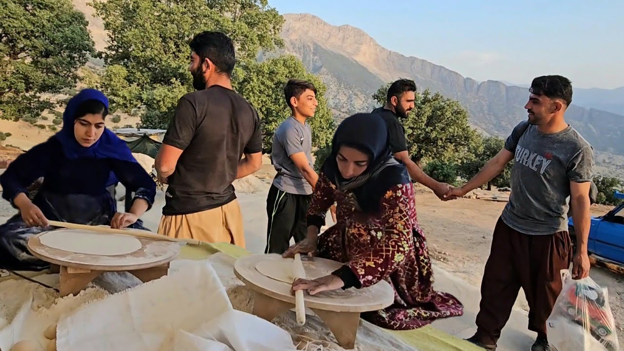 Farzaneh bakes delicious local bread | Hojjat and Ali return from the city with their hands full!