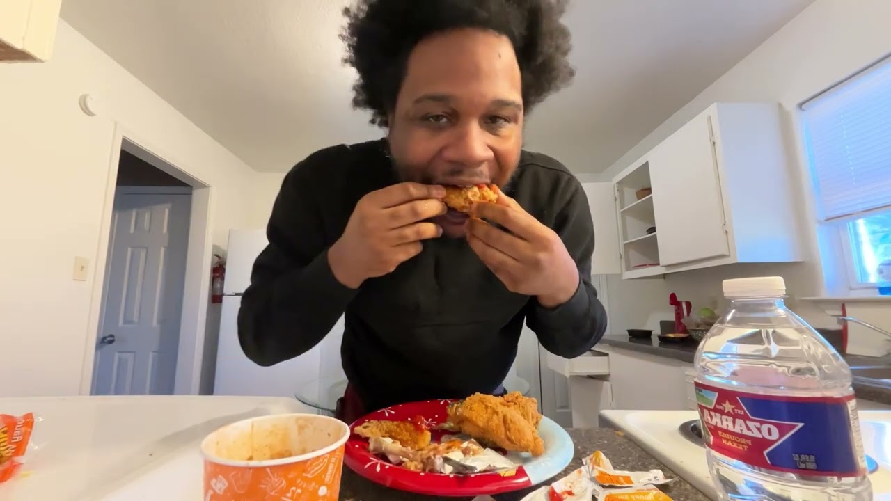 I HIT THAT BIHHHH WITH THE RED BEANS AND RICE! #popeyeschicken #popeyes #eating