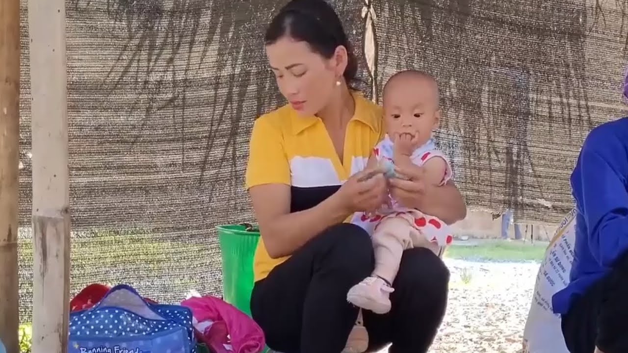 Single Mom Fighting to Feed Her Baby 😢💔 | A Mother’s Struggle for Survival