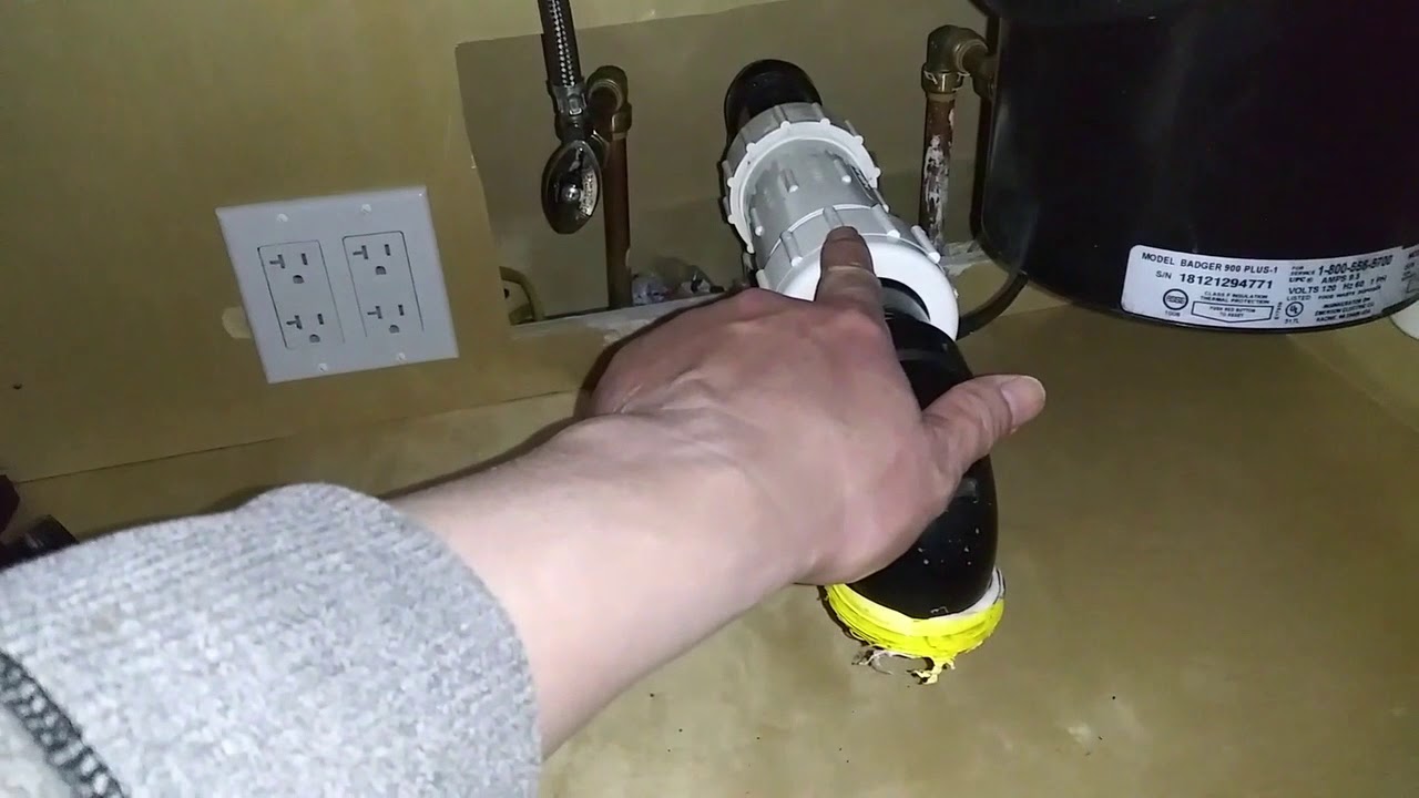 How to install pipes under the sink. 如何安装下水管路。
