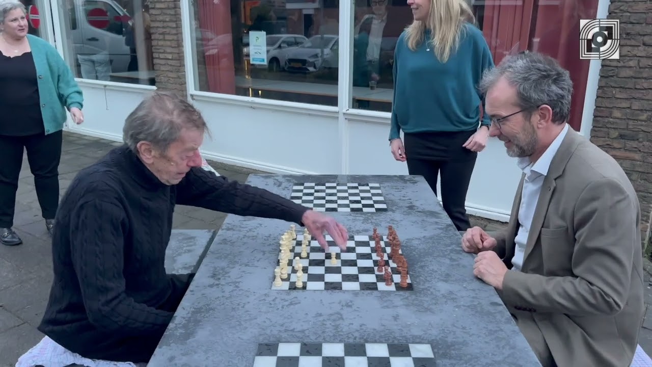 Onthulling schaaktafel bij SamenMeer Landsmeer door Fons Huijerman en Niels Bonenkamp in 2026