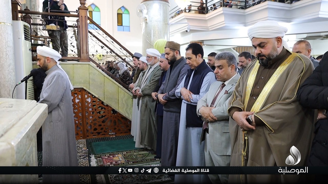 محافظ نينوى يؤدي صلاة عيد الفطر المبارك في جامع الروضة المحمدية ويتبادل التهاني مع المواطنين