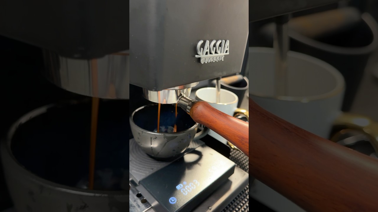 Espresso or Lungo? 17g in 51gr out #espresso #lungo #coffee #coffeeaddict #gaggiaclassicpro #coffeet