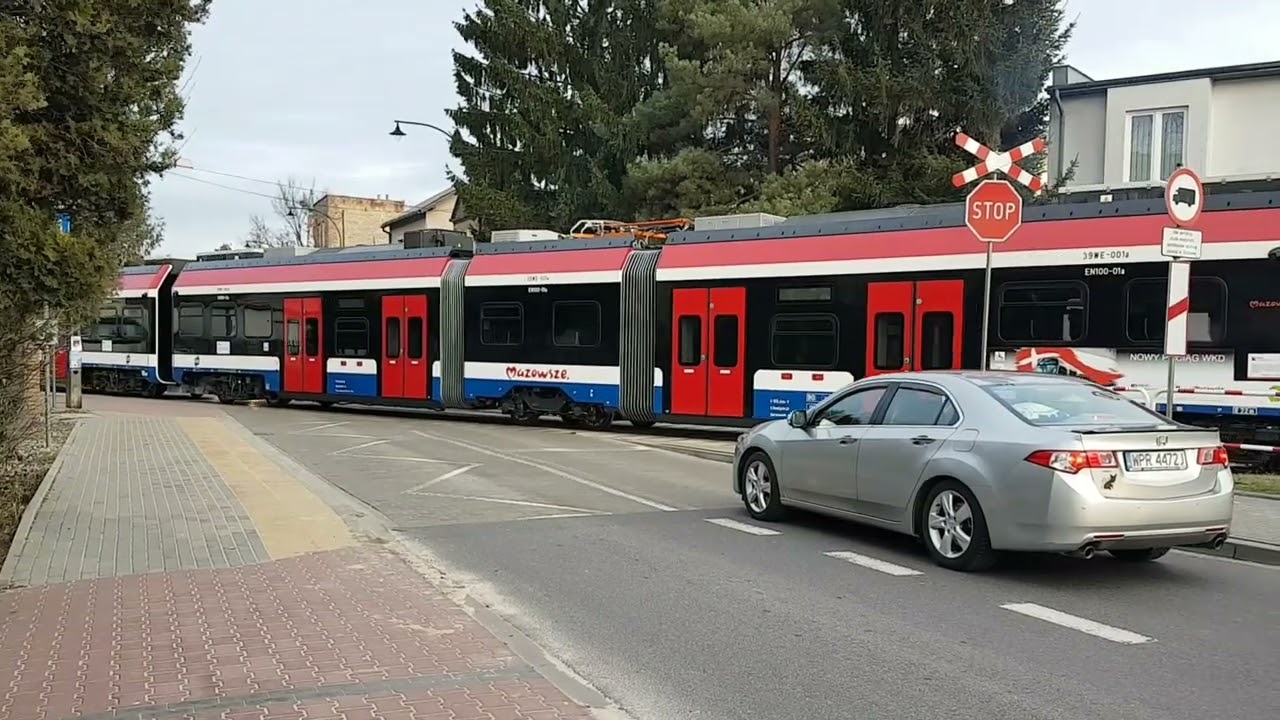 Nowy skład kolei WKD na rondzie w Pruszkowie 31.12.2022