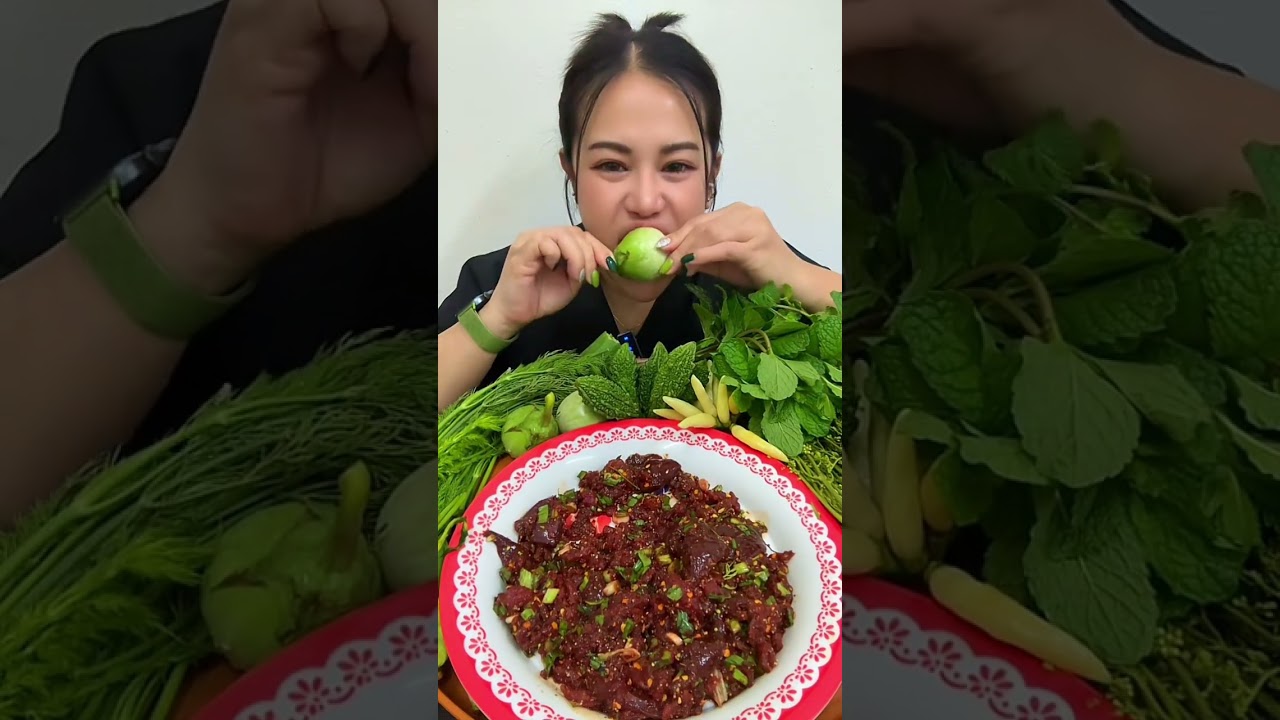 ก่อยกะขมผักกะขม ขมเข้ากันอ่ำล่ำ #food  #eating #thaifood 