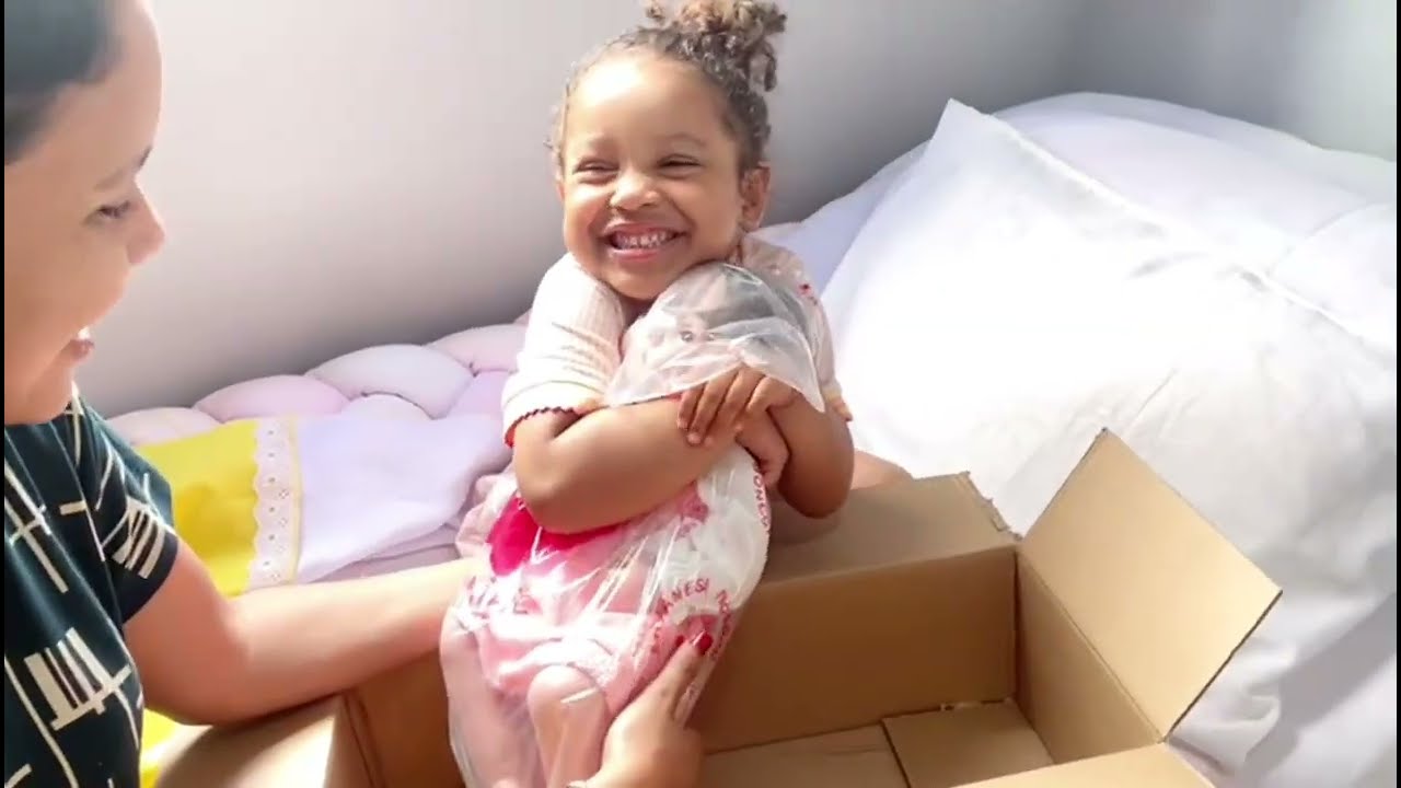 A Elisa ganhou uma Bebê Reborn da vovó 😍🎁 | Reação