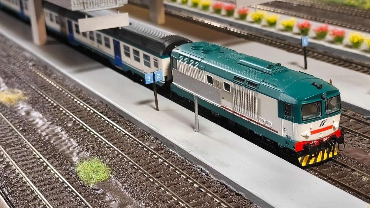 D445 1044 Lima con treno regionale 