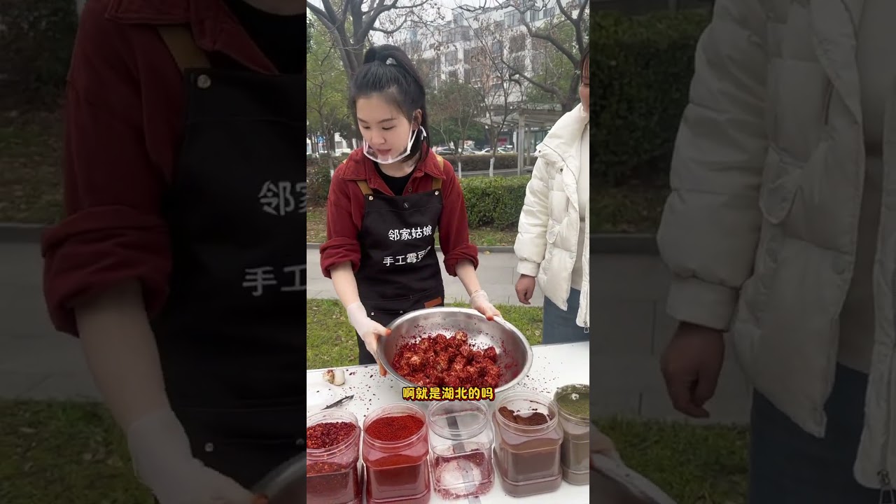 好吃又美味的香辣豆腐乳太好吃了吧 姐姐我的辣椒都让你倒了，能吃的了这么辣吗！#豆腐乳 #下饭菜 #霉豆腐 #特色美食