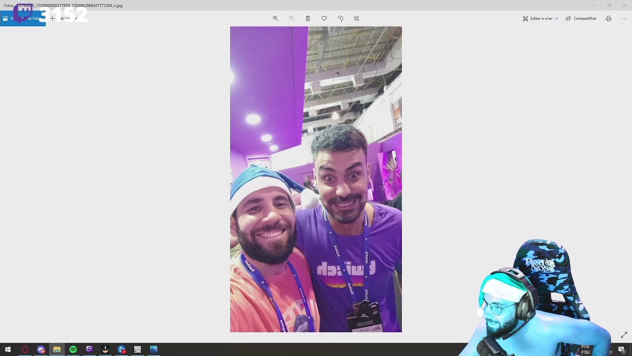 SMZINHO MOSTRANDO FOTO COM ZANFAS