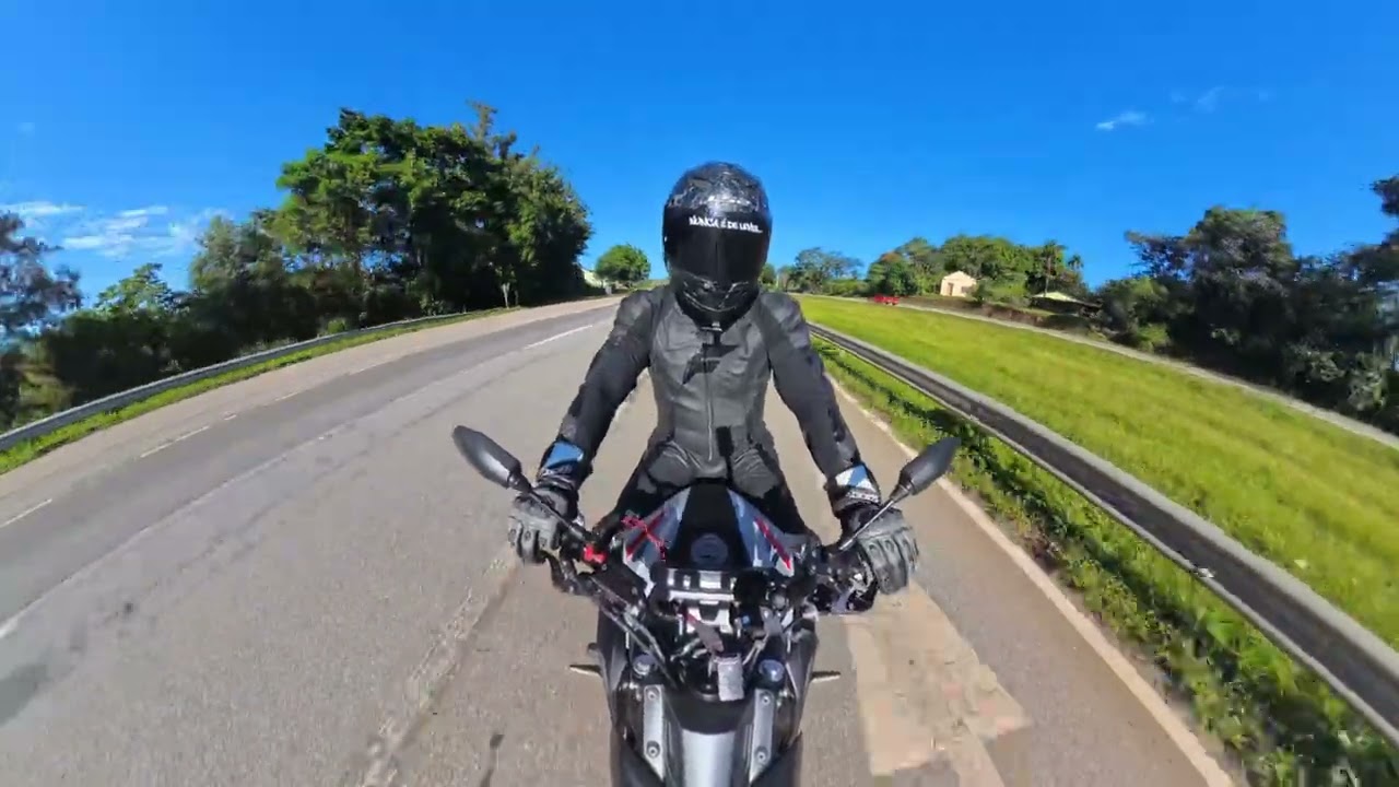 MT07 com streettriple 675 e ainda ralou o joelho!!!