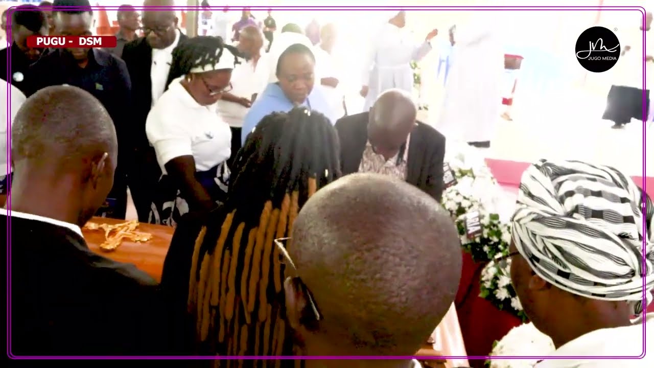 Maandamano ya Mapadre na Maaskofu katika Misa ya Mazishi ya kumuaga Marehemu Pd. Francis Kangwa.