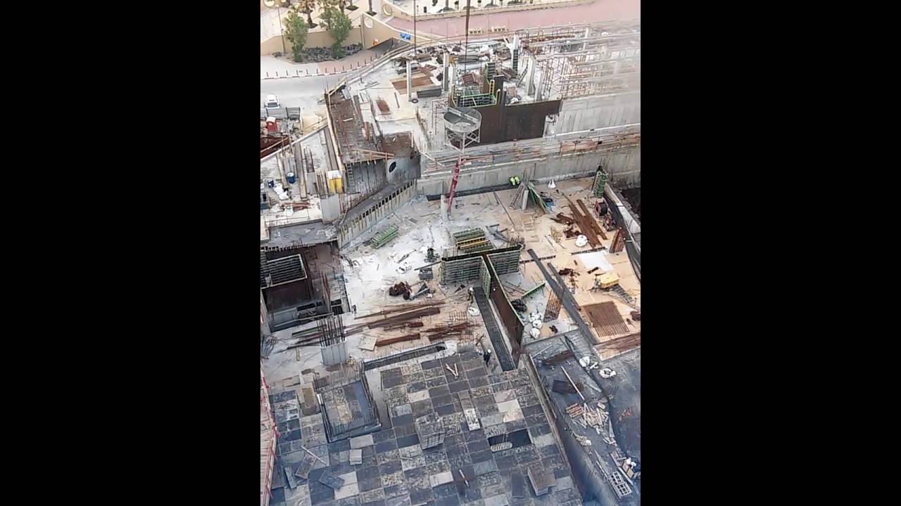 יציקת בטון עם מנוף עגורן צריח concrete pouring