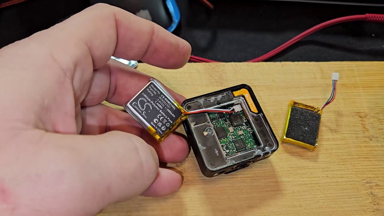 RODE Wireless GO II akkumulátor csere házilag, hajszárítóval és kiskéssel.  - 2026-01-26
