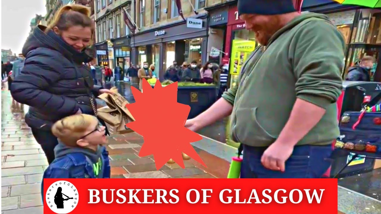 WATCH!! AMAZING Balloon Artist Creates a Velociraptor for a boy on Glasgow Streets