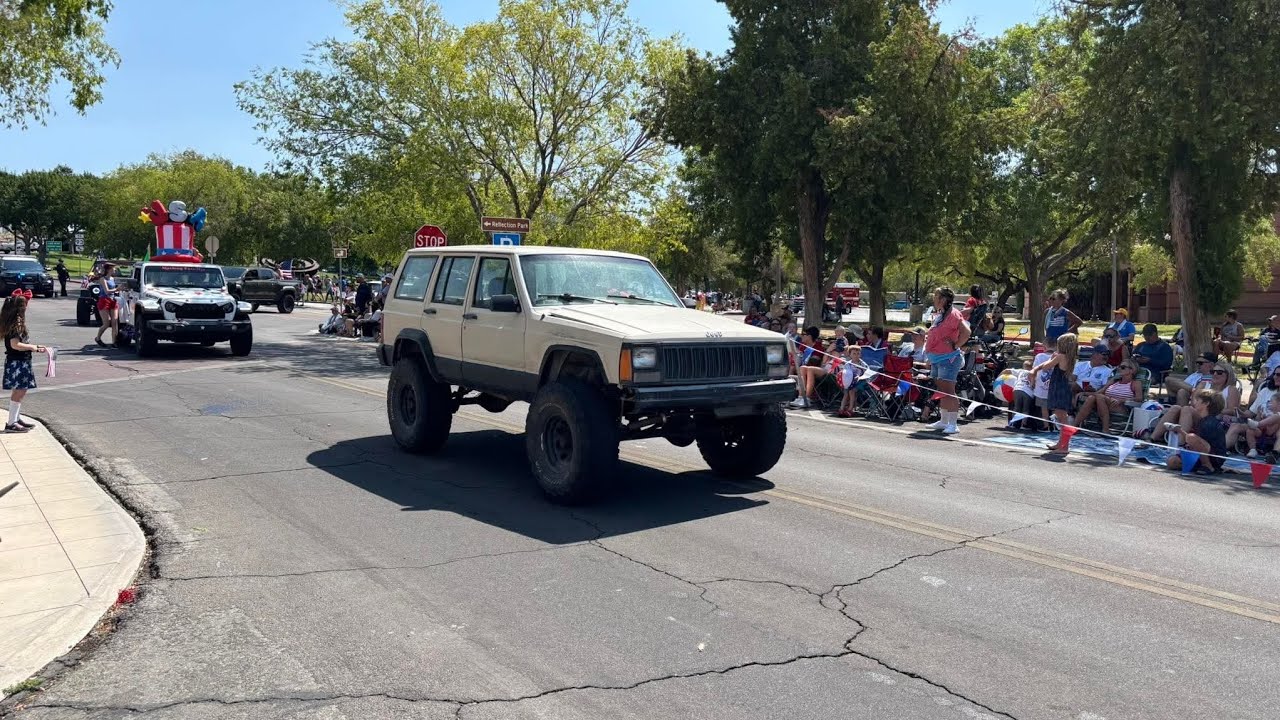 2025 4th of July dambree parade in a 91 xj