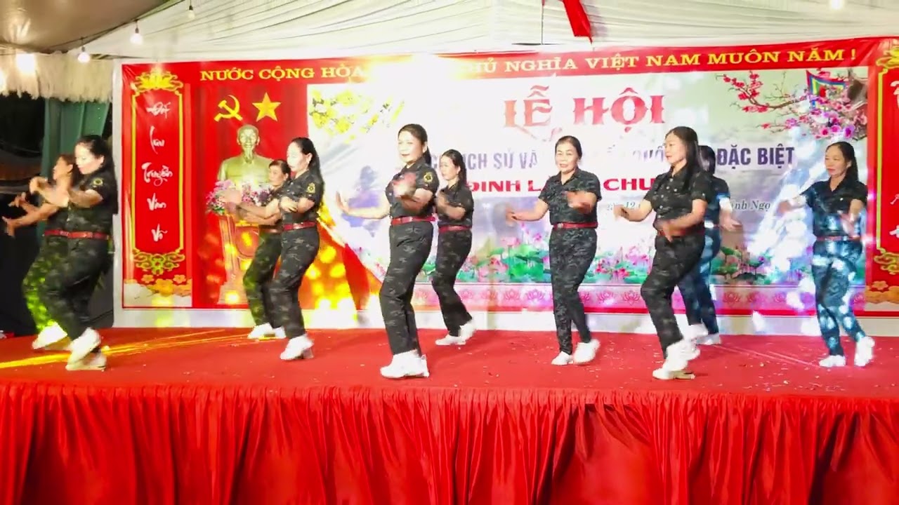 dân vũ co gái mo đường đến từ đội phu nữ cường thịnh biểu diễn 